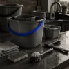 Bien choisir ses seaux en plastique pour l’entretien durable du plan de travail de cuisine