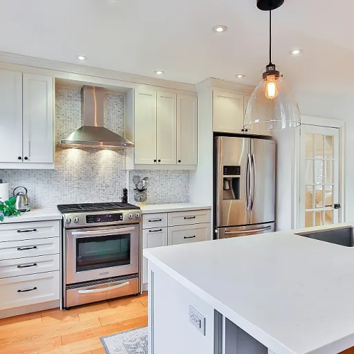 Une cuisine style loft new yorkais : plans de travail et matières pour un caractère urbain