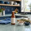 Mettre en scène la bouteille sauce sur le plan de travail de cuisine