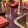 Traces de calcaire et auréoles d'eau dure : le fléau invisible qui ternit les plans de travail