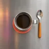 Tasses en inox et plans de travail en acier : l’alliance élégante pour une cuisine professionnelle à la maison
