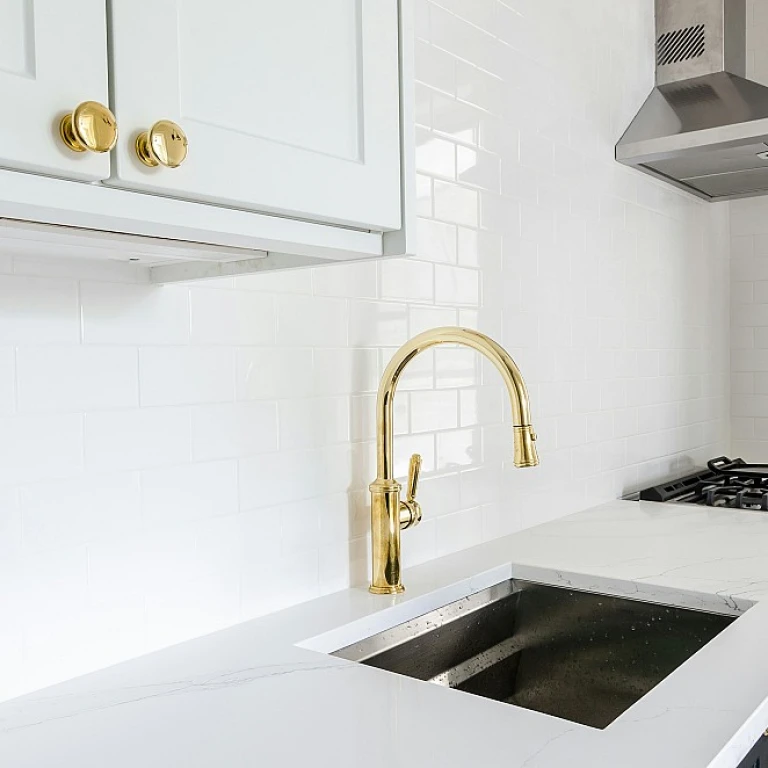 Optimiser l'espace avec un petit plan de travail en cuisine
