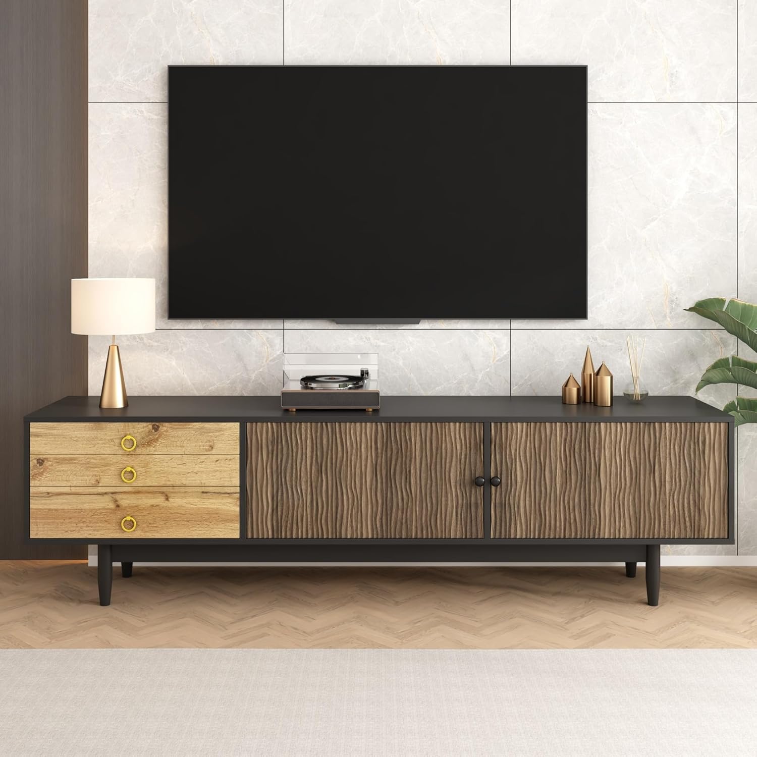 OXENKA Meuble TV bas en bois et noir avec 2 panneaux de porte en motif ondulé - Meuble TV moderne avec 3 tiroirs pour le salon