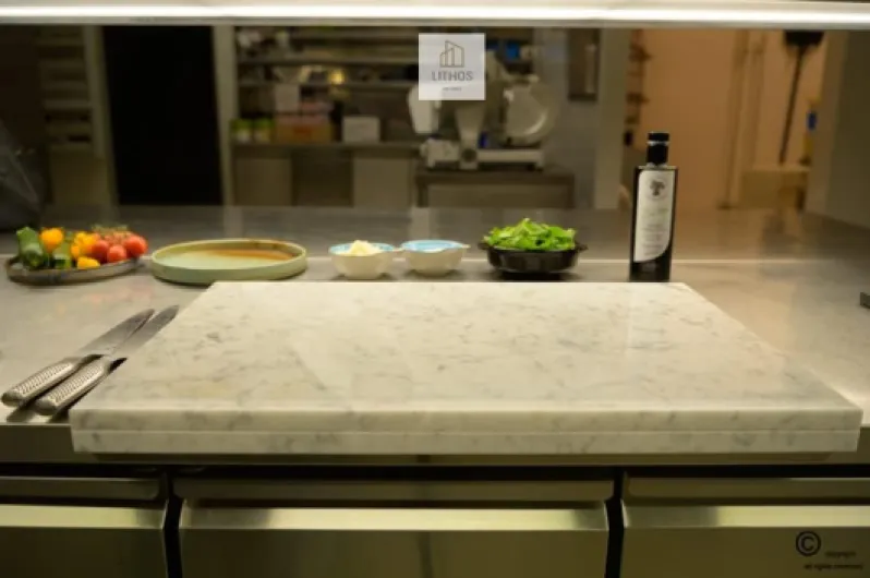 LITHOS MATERIE, Planche à Découper en Marbre de Carrare, 55 x 35 cm, 2 cm d'Épaisseur, avec Bordure, Blanc