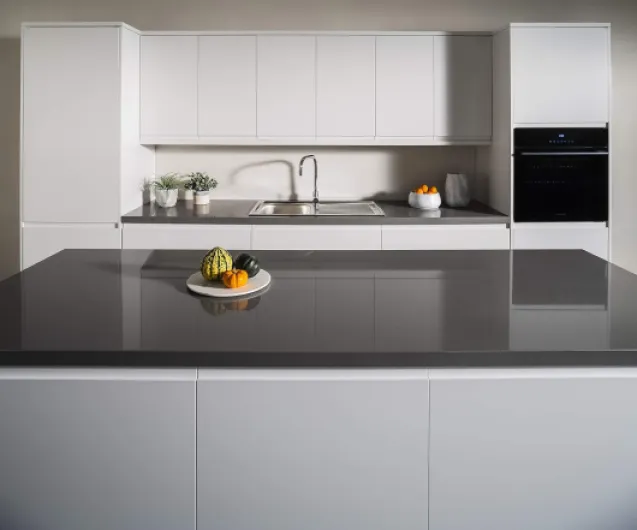 Plan de travail de cuisine en quartz 2400 x 600mm gris chaud