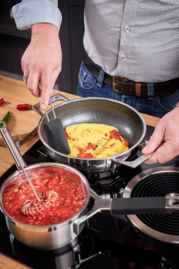 Fouet Plat à Spirale - Ustensile de Cuisine de Haute Qualité - Pour Battre ou Mélanger - Doté d'un Manche à Oeillet - Inox 18/10 - Passe au Lave-Vaisselle - 22 cm