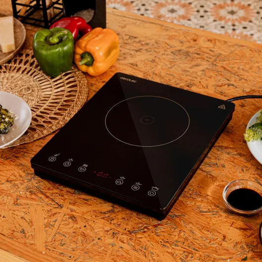 Cecotec Plaque à Induction Portable 1 Feu Full Magma Slim - Puissance de 2000W réglable sur 8 niveaux, design en verre haute résistance, écran tactile, minuterie, facile à nettoyer Noir - Slim