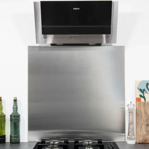 Test Fond de hotte Inox Brossé AluCouleur 70x90 : simple, lourd, efficace derrière la plaque