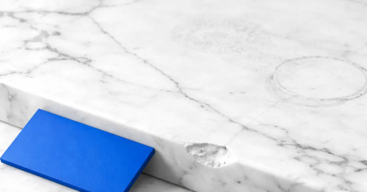 Plan de travail en marbre : prix, défauts d'usage et alternatives qui imitent sans le ruiner